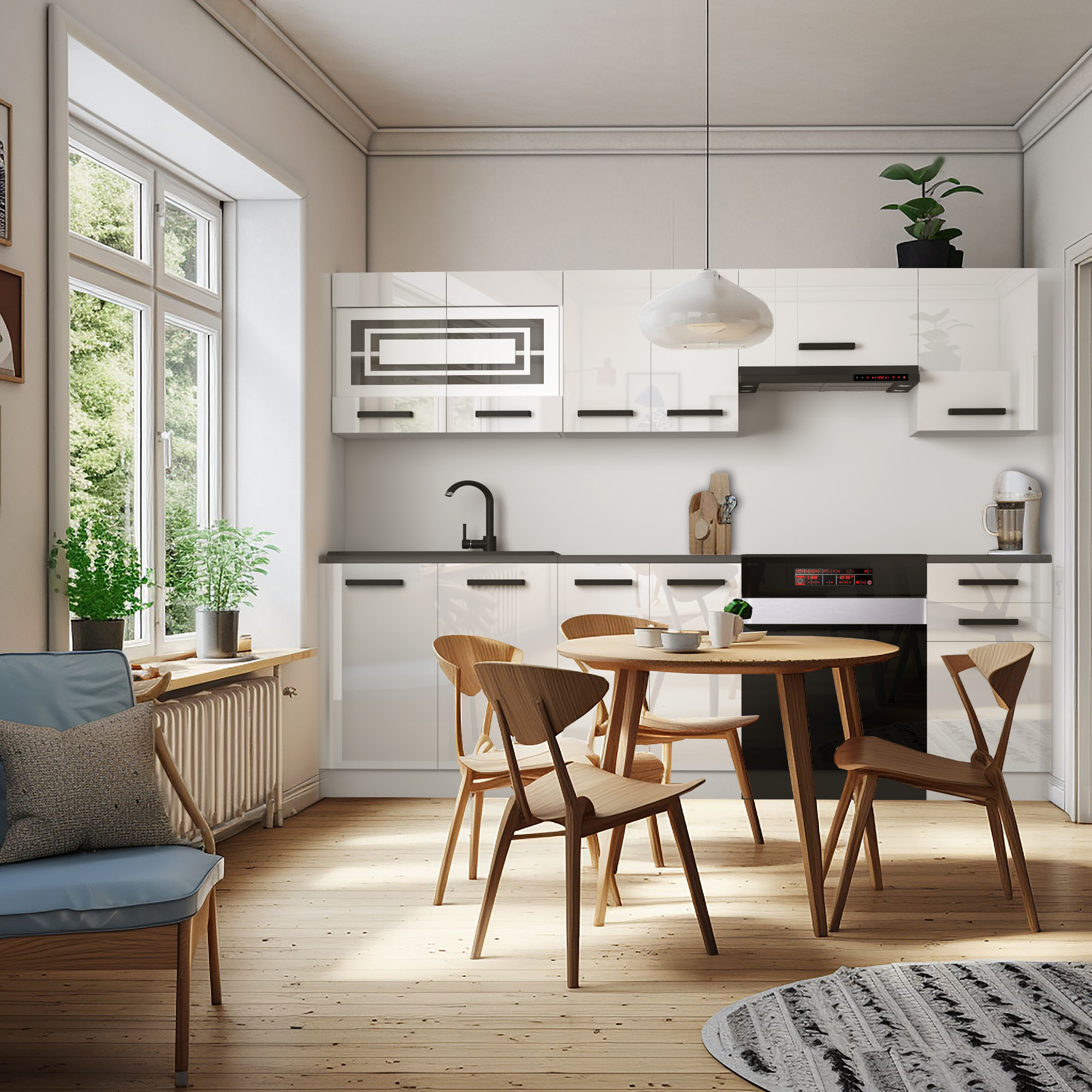 Cuisine spacieuse avec table en bois et chaises